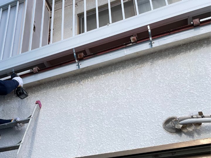 吊り金具設置の様子