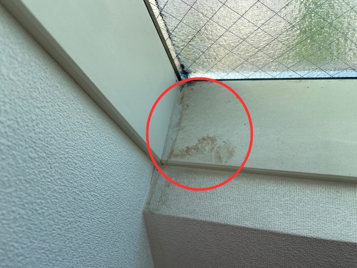 雨漏りの影響でできた汚れ