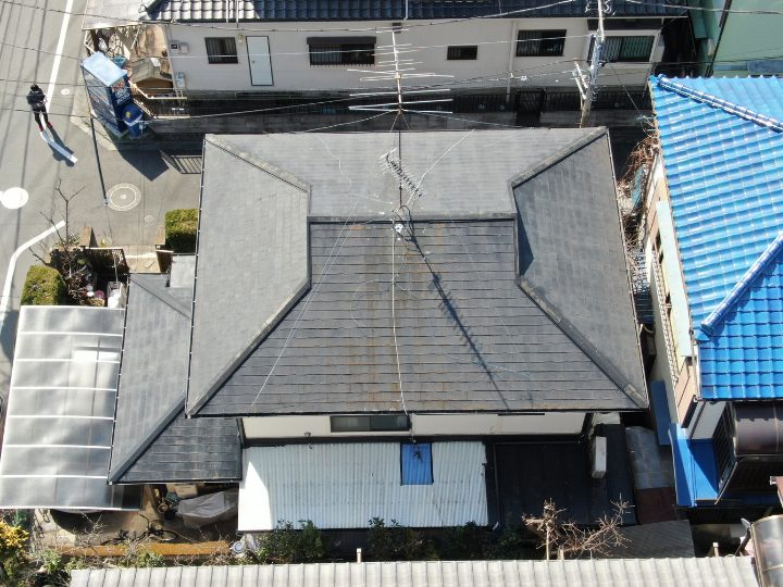 屋根が色褪せしている様子