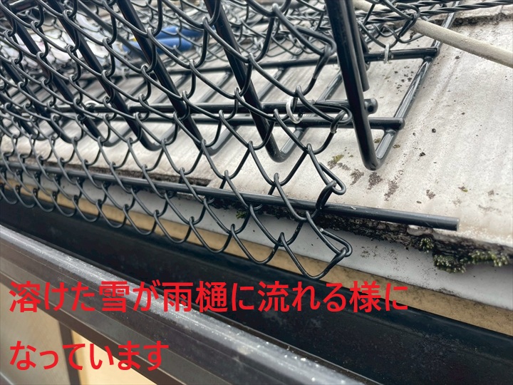 雨どいに溶けた雪を流します