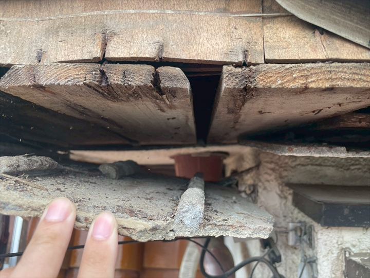 隙間が開いた屋根下地