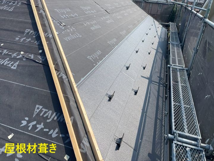 新規屋根材の施工中