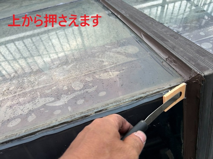 ヘラで押さえる施工