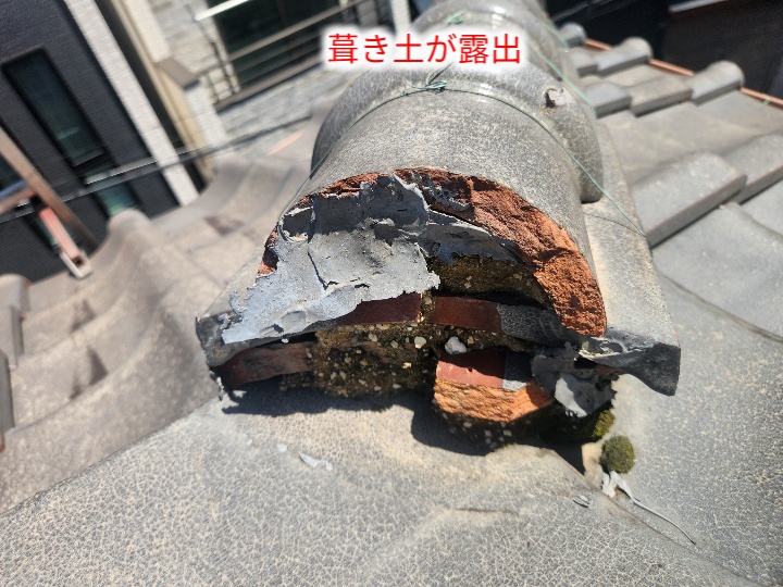 葺き土が露出した棟
