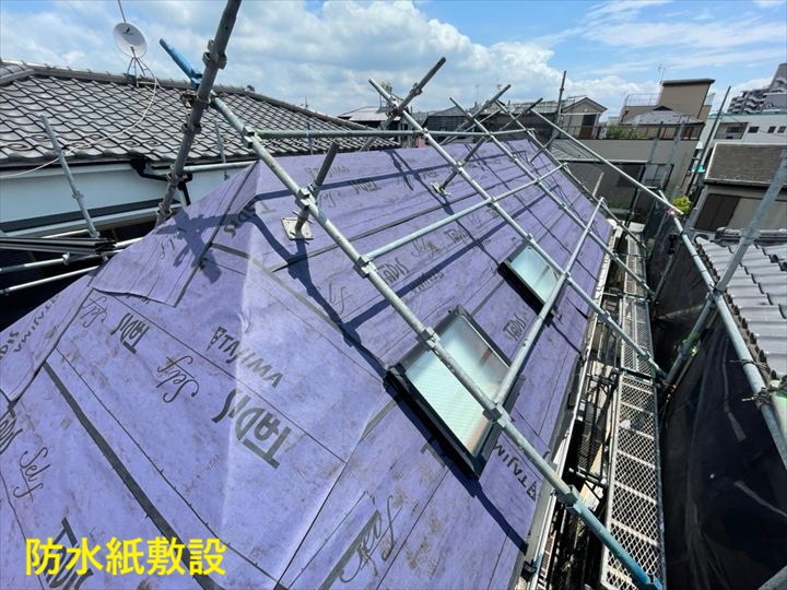 防水紙を敷設した屋根