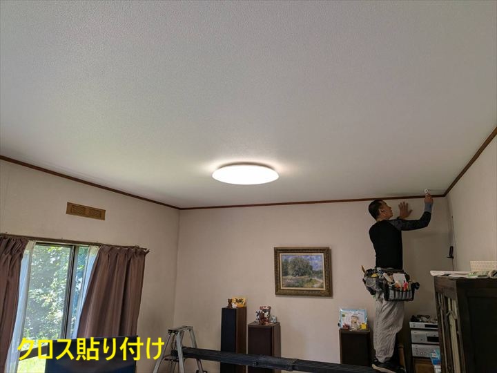 天井クロス貼り作業