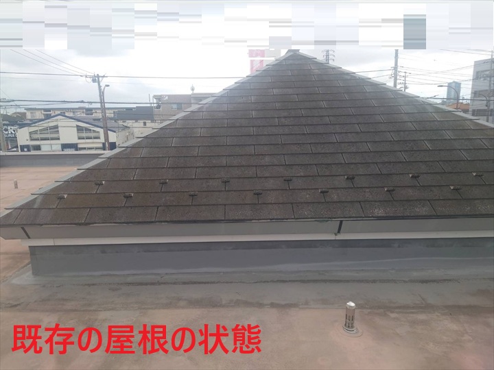 劣化した塔屋スレート屋根