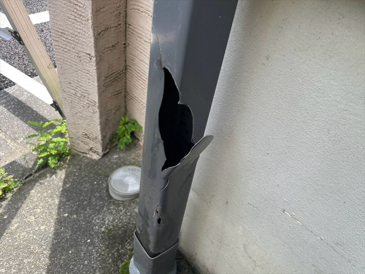 破損した竪樋