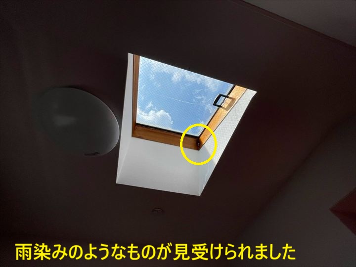 天窓木枠の雨染み