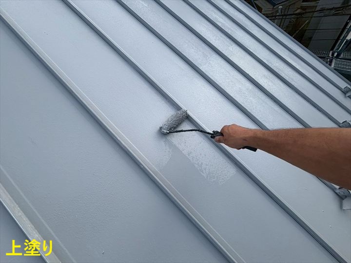 屋根の上塗り作業