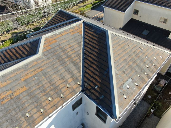 色褪せと傷みの屋根
