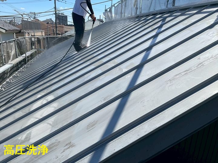 屋根の高圧洗浄作業
